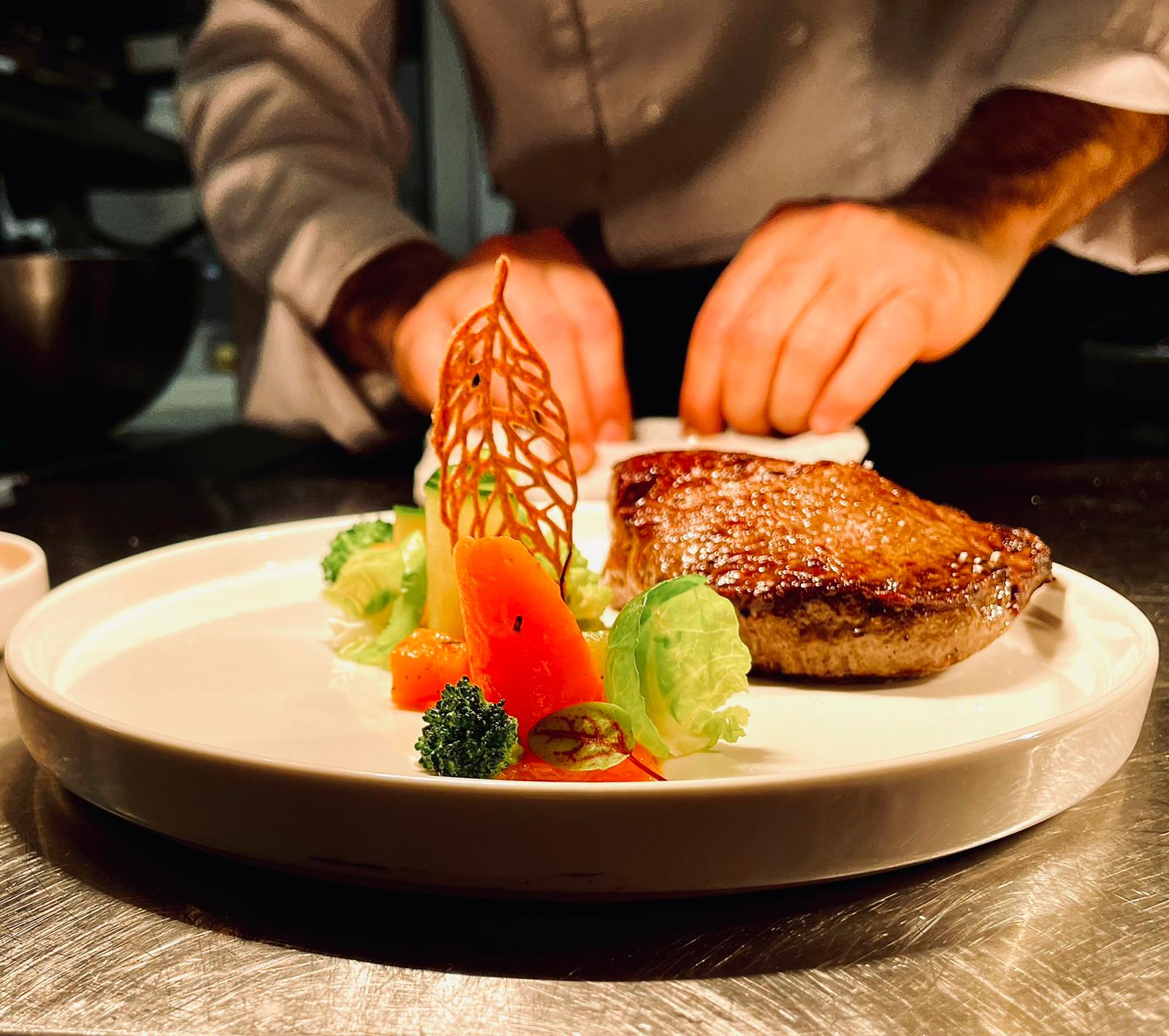 Présentation de plat gastronomique au Vin de 5